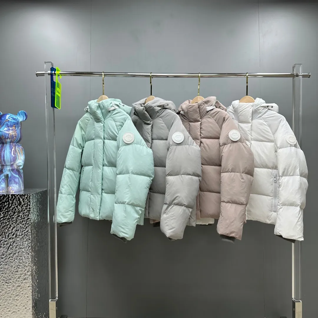 P780 𝗖𝗔𝗡𝗔𝗗𝗔 𝗚𝗢𝗢𝗦𝗘/Canada Goose capsule series macaron white label down jacket Fabric: Made of soft EnduraLuxe fabric imported from DuPont, CORDURA, USA, which enhances the durability of easy-to-wear parts, is lightweight and durable; the liner is made of 400T anti-velvet gallbladder, which is comfortable, soft and non-velvet. Hat: It has a detachable hood, which can be adjusted in two directions, and is also filled with down, which brings greater softness and wrapping around the head and neck, and is full of warmth. This parka has white trim at the back and around the hood, and the hood hardware is all original and custom-made to match the soft color of the fabric. Goose logo: The official website’s new series of large goose logos made of silicone, non-embroidered logos. Length: Fit hip-length. Accessories: The chest chain and pocket chain are all customized by YKK zipper company, and the zippers are consistent with the original color of the clothes; the zipper placket and inner straps are customized with the original Canada Goose logo; the cuffs are made of cashmere ribbing to increase comfort and lock in heat. Pockets: 3 exterior pockets: Fleece-lined hand-warmer pockets with two-way zipper closure for easy access. Security pocket with zipper closure under fly; 2 interior pockets: drop-in pocket Colors: Melt Blue, Moonlight Lime, Soft Pink, Beichen White Sizes: 𝗫𝗦-𝗦-𝗠